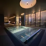 With And Pool דירה